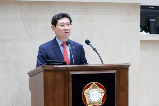 이상일 시장이 시의회에 출석 시정질의에 답변했다. [용인특례시 제공]